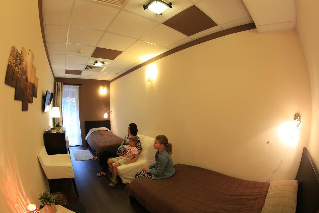 Napraforgo Wellness Haz Es Panzio Bed & Breakfast Pecs Bagian luar foto