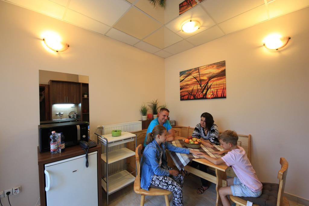 Napraforgo Wellness Haz Es Panzio Bed & Breakfast Pecs Bagian luar foto