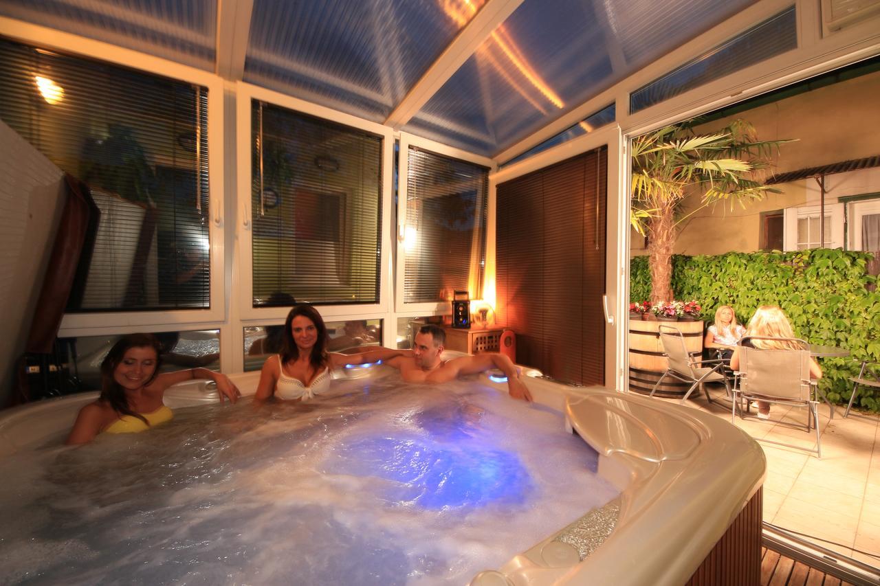 Napraforgo Wellness Haz Es Panzio Bed & Breakfast Pecs Bagian luar foto